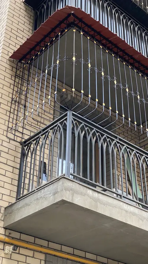Toshkentda o'rnatilgan temir balkon panjarasi — ravoqli naqshli balkon panjarasi, № 002