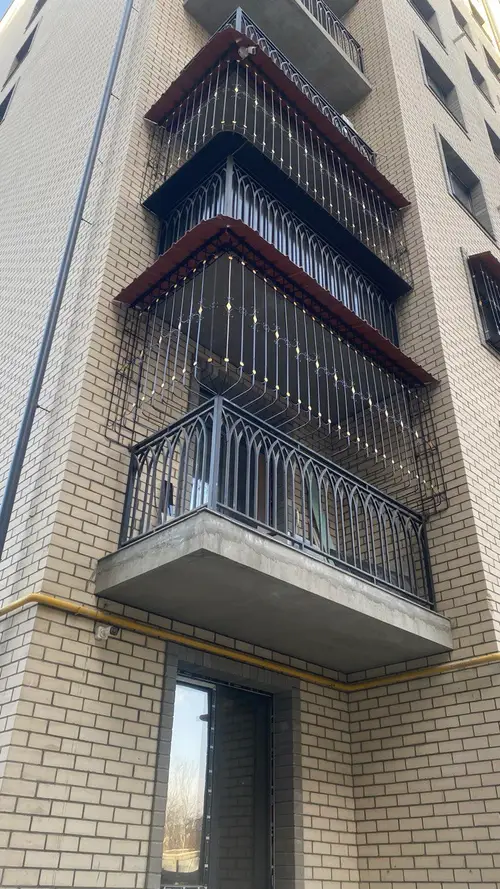 Toshkentda o'rnatilgan temir balkon panjarasi — balkon panjarasi - bino burchagi, № 003