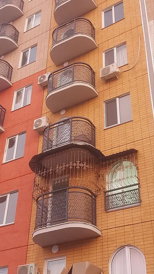 Toshkentda o'rnatilgan temir balkon panjarasi — to'q sariq binoda balkon panjaralari, № 008