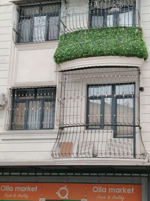Toshkentda o'rnatilgan temir balkon panjarasi — balkon panjarasi - oq balyustrada ustida, № 015