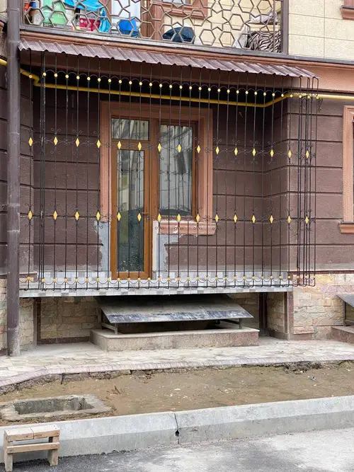 Toshkentda o'rnatilgan temir oyna panjarasi — jigarrang fasadda oyna panjarasi, № 015