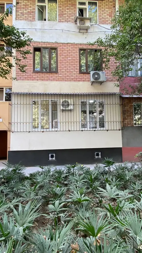 Toshkentda o'rnatilgan temir oyna panjarasi — sariq rombli naqsh - yaqindan, № 067
