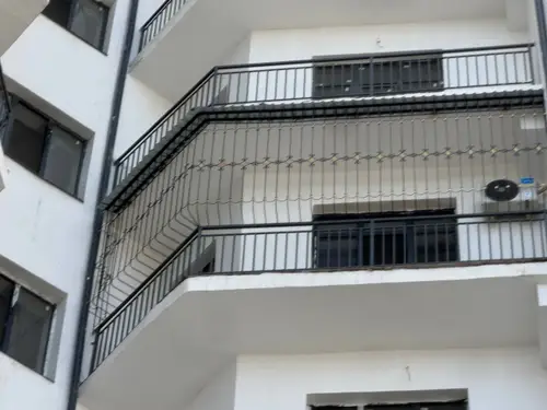 Toshkentda o'rnatilgan temir perila — oq binoda balkon perilasi, № 001