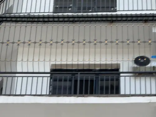 Toshkentda o'rnatilgan temir perila — balkon perilasi sariq aksent bilan, № 002