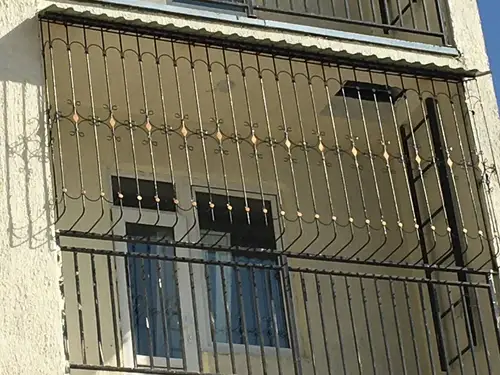 Toshkentda o'rnatilgan temir perila — sariq rombli balkon perilasi, № 004