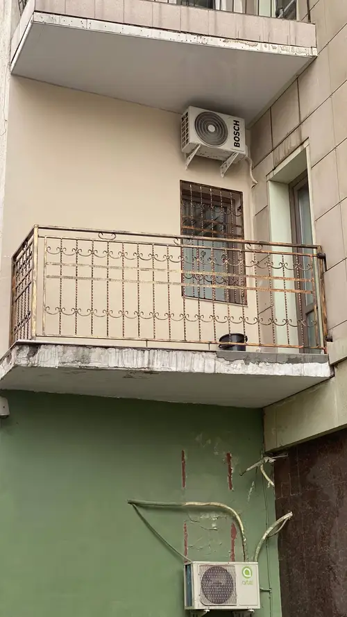 Toshkentda o'rnatilgan temir perila — mis rangli balkon perilasi, № 006