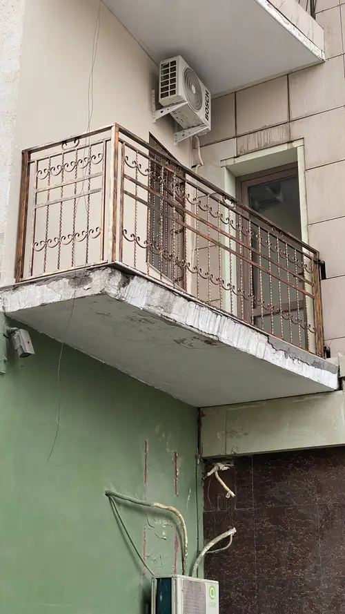 Toshkentda o'rnatilgan temir perila — naqshli balkon perilasi, № 008
